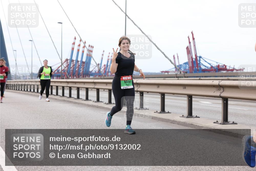 03.10.2025 - Köhlbrandbrückenlauf Lena Gebhardt http://msf.ph/oto/9132002 03.10.2025 16:09:10 Position 2 8408 meine-sportfotos.de