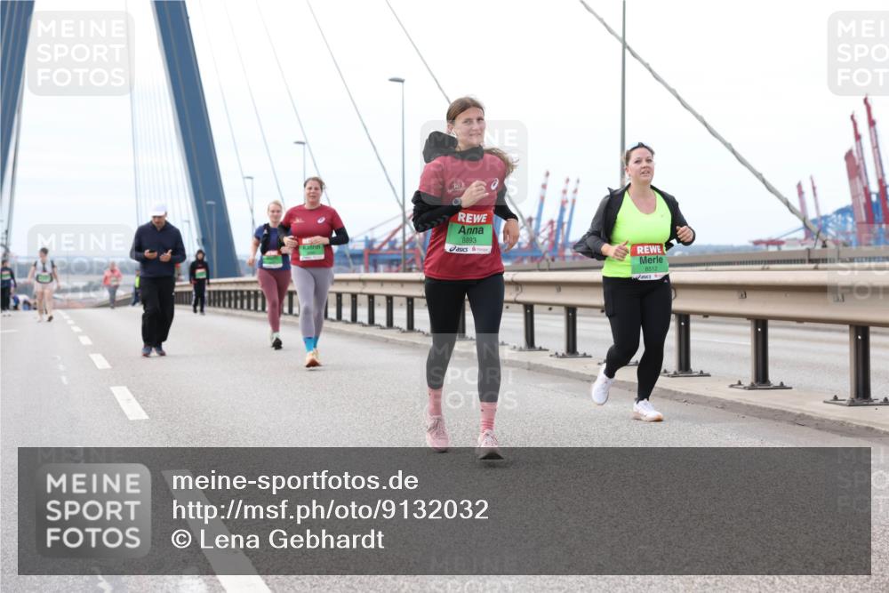03.10.2025 - Köhlbrandbrückenlauf Lena Gebhardt http://msf.ph/oto/9132032 03.10.2025 16:09:14 Position 2 11, 8893, 8512 meine-sportfotos.de