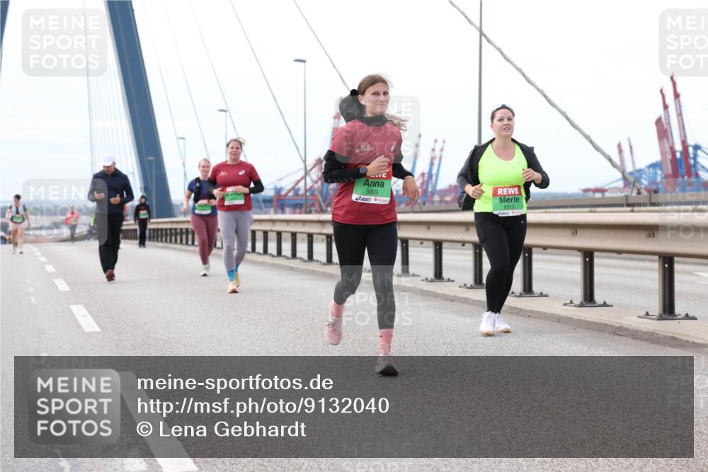 03.10.2025 - Köhlbrandbrückenlauf Lena Gebhardt http://msf.ph/oto/9132040 03.10.2025 16:09:14 Position 2 8893, 8512 meine-sportfotos.de