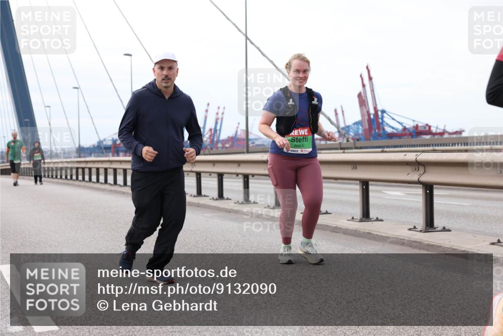 03.10.2025 - Köhlbrandbrückenlauf Lena Gebhardt http://msf.ph/oto/9132090 03.10.2025 16:09:19 Position 2 8664 meine-sportfotos.de