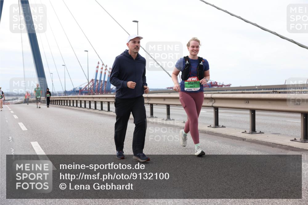 03.10.2025 - Köhlbrandbrückenlauf Lena Gebhardt http://msf.ph/oto/9132100 03.10.2025 16:09:20 Position 2 8664 meine-sportfotos.de