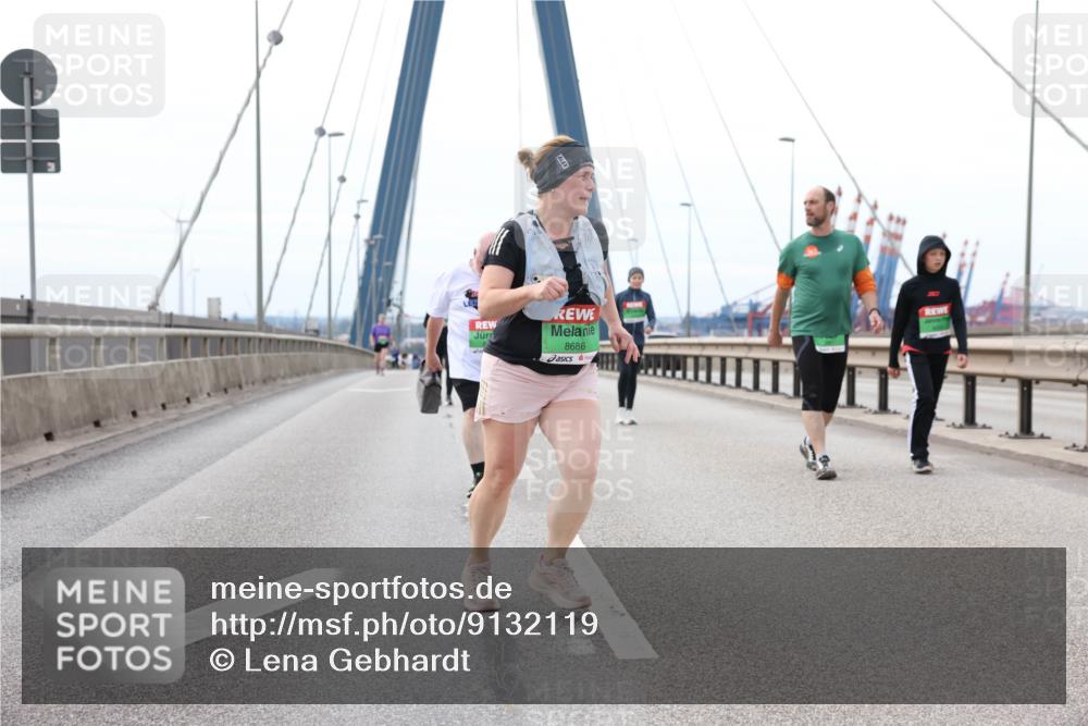 03.10.2025 - Köhlbrandbrückenlauf Lena Gebhardt http://msf.ph/oto/9132119 03.10.2025 16:09:32 Position 2 8686 meine-sportfotos.de