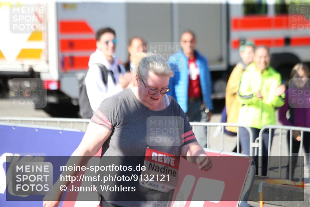 03.10.2025 - Köhlbrandbrückenlauf Jannik Wohlers http://msf.ph/oto/9132121 03.10.2025 13:56:56 Ziel 5623 meine-sportfotos.de