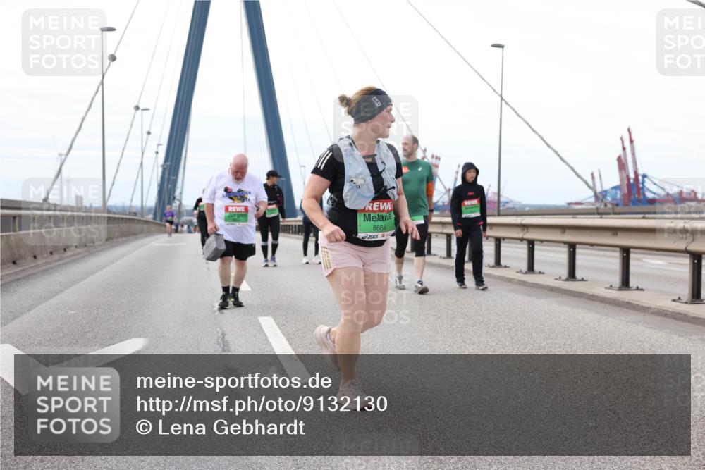03.10.2025 - Köhlbrandbrückenlauf Lena Gebhardt http://msf.ph/oto/9132130 03.10.2025 16:09:33 Position 2 8686 meine-sportfotos.de