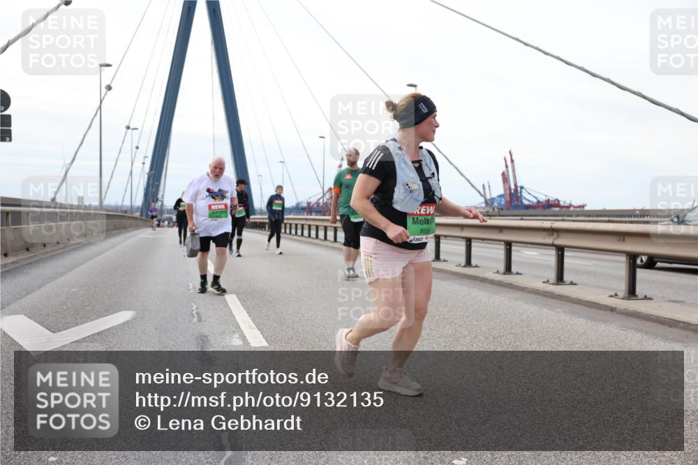 03.10.2025 - Köhlbrandbrückenlauf Lena Gebhardt http://msf.ph/oto/9132135 03.10.2025 16:09:33 Position 2 8686 meine-sportfotos.de