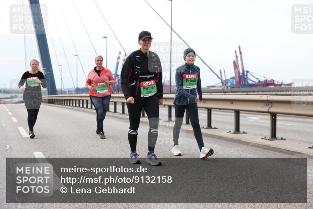 03.10.2025 - Köhlbrandbrückenlauf Lena Gebhardt http://msf.ph/oto/9132158 03.10.2025 16:09:39 Position 2 8723, 8724 meine-sportfotos.de