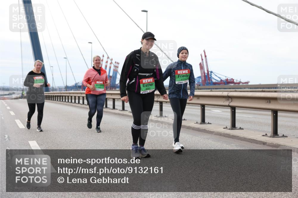 03.10.2025 - Köhlbrandbrückenlauf Lena Gebhardt http://msf.ph/oto/9132161 03.10.2025 16:09:39 Position 2 8723, 8724, 111 meine-sportfotos.de