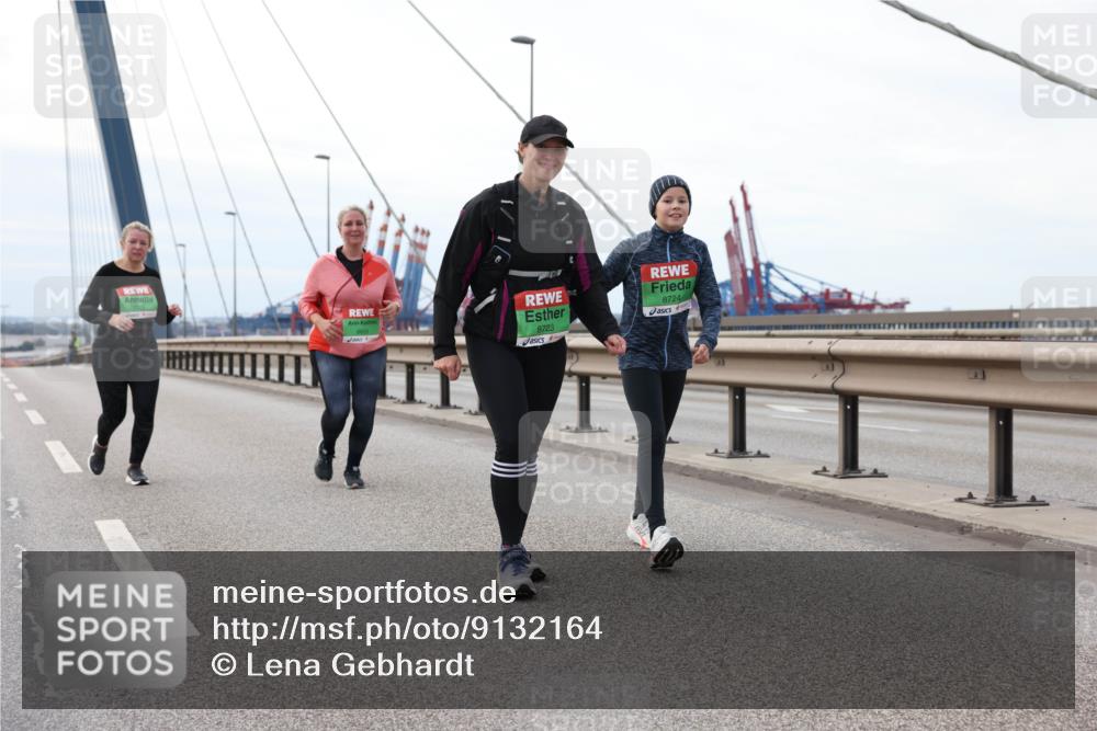 03.10.2025 - Köhlbrandbrückenlauf Lena Gebhardt http://msf.ph/oto/9132164 03.10.2025 16:09:39 Position 2 8723, 8724 meine-sportfotos.de