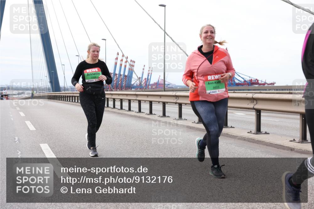 03.10.2025 - Köhlbrandbrückenlauf Lena Gebhardt http://msf.ph/oto/9132176 03.10.2025 16:09:41 Position 2 7705, 8655 meine-sportfotos.de