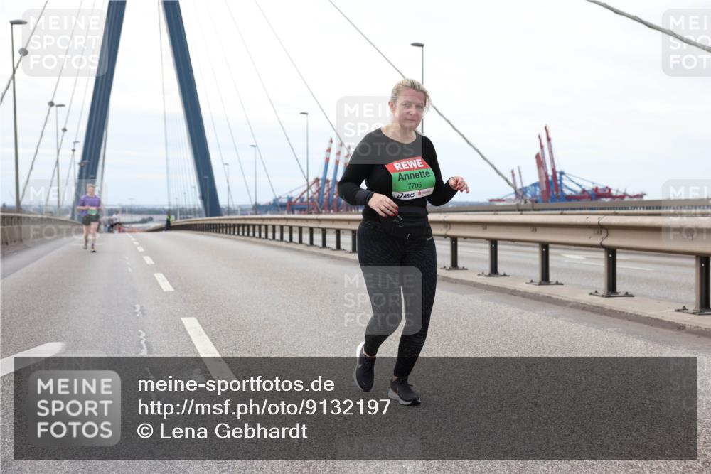 03.10.2025 - Köhlbrandbrückenlauf Lena Gebhardt http://msf.ph/oto/9132197 03.10.2025 16:09:42 Position 2 7705 meine-sportfotos.de
