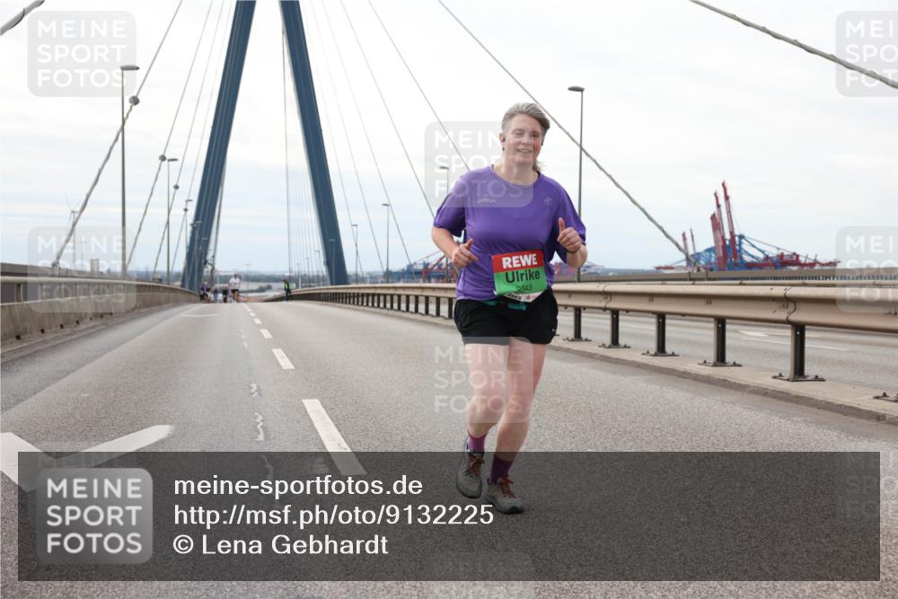 03.10.2025 - Köhlbrandbrückenlauf Lena Gebhardt http://msf.ph/oto/9132225 03.10.2025 16:09:50 Position 2 9343, 7511 meine-sportfotos.de