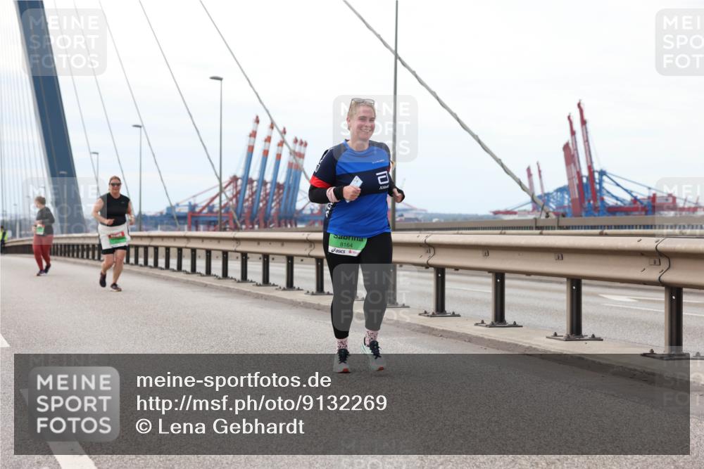03.10.2025 - Köhlbrandbrückenlauf Lena Gebhardt http://msf.ph/oto/9132269 03.10.2025 16:10:25 Position 2 8164 meine-sportfotos.de