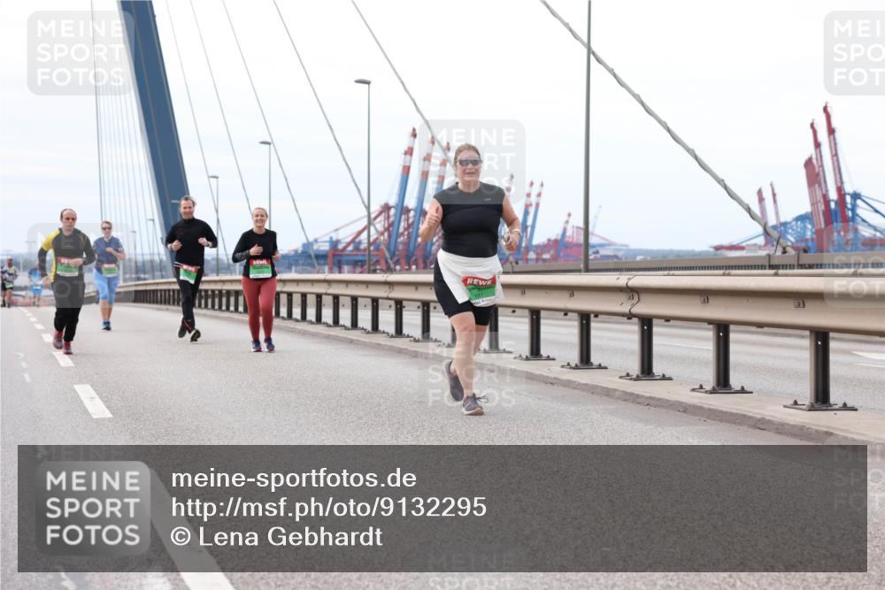 03.10.2025 - Köhlbrandbrückenlauf Lena Gebhardt http://msf.ph/oto/9132295 03.10.2025 16:10:30 Position 2  meine-sportfotos.de