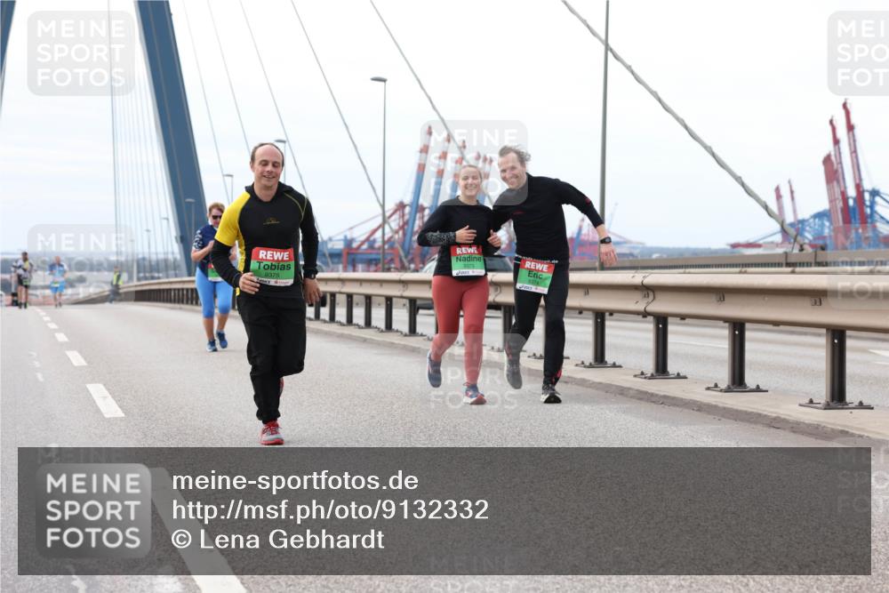 03.10.2025 - Köhlbrandbrückenlauf Lena Gebhardt http://msf.ph/oto/9132332 03.10.2025 16:10:33 Position 2 9375, 9373, 9374 meine-sportfotos.de