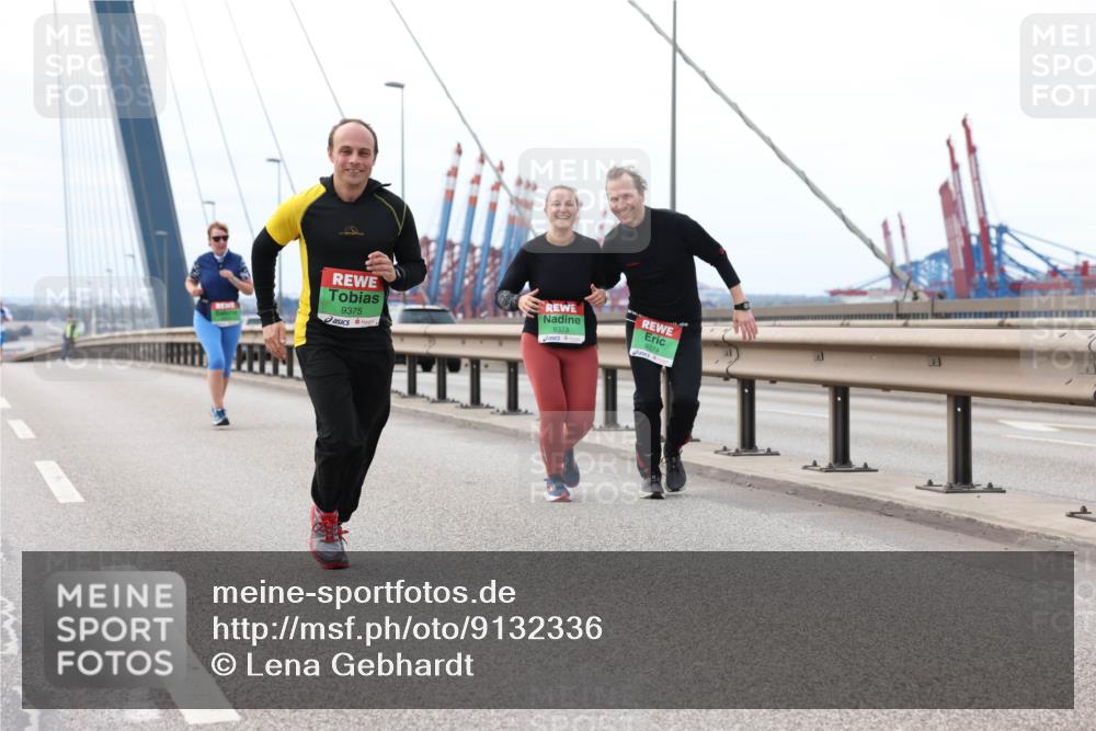 03.10.2025 - Köhlbrandbrückenlauf Lena Gebhardt http://msf.ph/oto/9132336 03.10.2025 16:10:33 Position 2 9375, 9373, 9374 meine-sportfotos.de