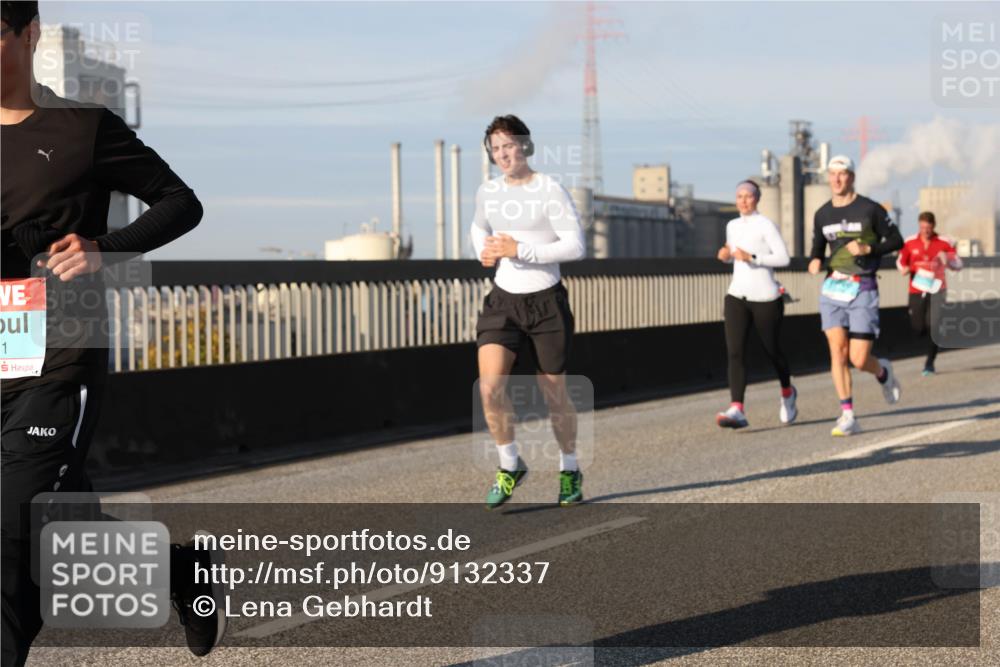 03.10.2025 - Köhlbrandbrückenlauf Lena Gebhardt http://msf.ph/oto/9132337 03.10.2025 09:50:24 Position 2 1, 110 meine-sportfotos.de