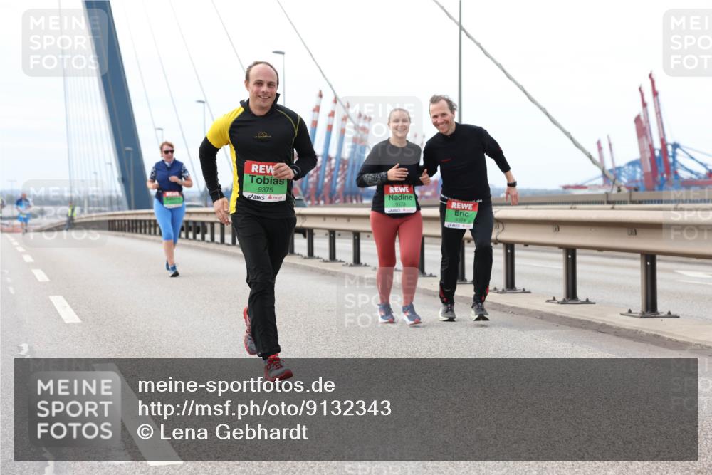 03.10.2025 - Köhlbrandbrückenlauf Lena Gebhardt http://msf.ph/oto/9132343 03.10.2025 16:10:33 Position 2 9375, 9373, 9374 meine-sportfotos.de