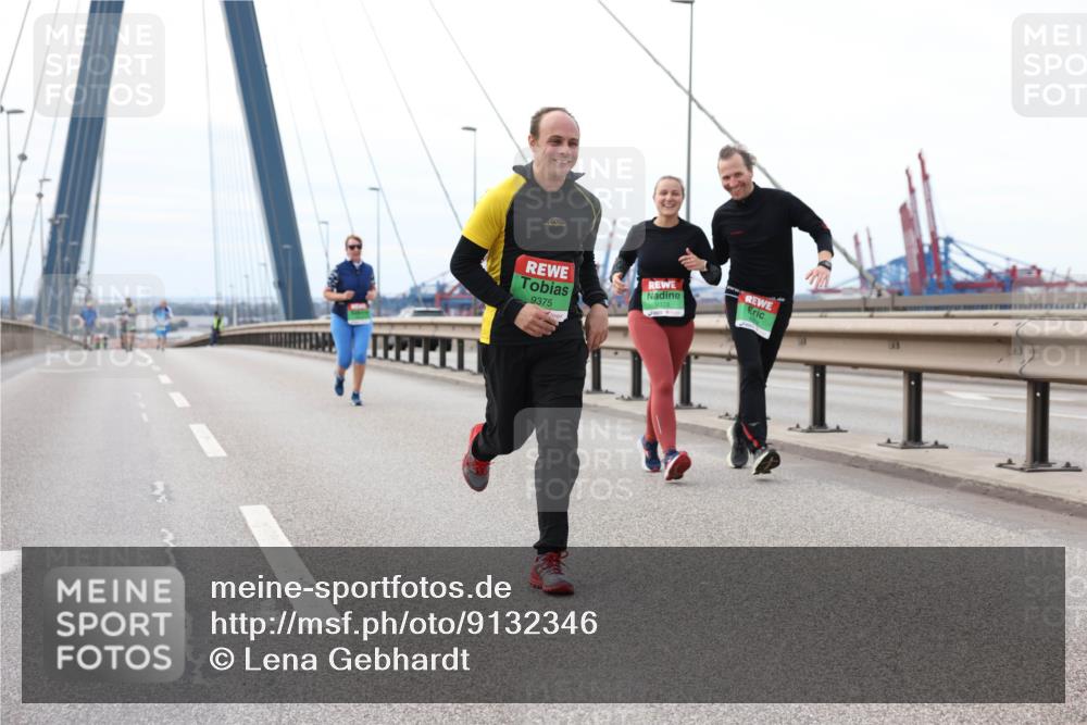 03.10.2025 - Köhlbrandbrückenlauf Lena Gebhardt http://msf.ph/oto/9132346 03.10.2025 16:10:34 Position 2 9375, 9373 meine-sportfotos.de
