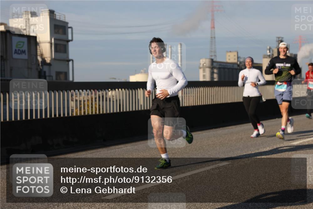 03.10.2025 - Köhlbrandbrückenlauf Lena Gebhardt http://msf.ph/oto/9132356 03.10.2025 09:50:25 Position 2  meine-sportfotos.de