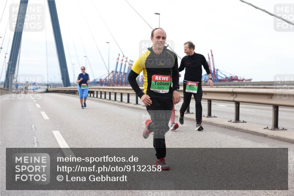 03.10.2025 - Köhlbrandbrückenlauf Lena Gebhardt http://msf.ph/oto/9132358 03.10.2025 16:10:34 Position 2 9375, 9374 meine-sportfotos.de