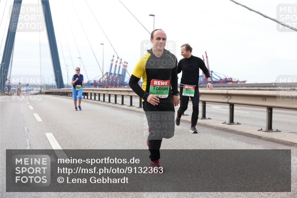 03.10.2025 - Köhlbrandbrückenlauf Lena Gebhardt http://msf.ph/oto/9132363 03.10.2025 16:10:34 Position 2 9375, 9374 meine-sportfotos.de