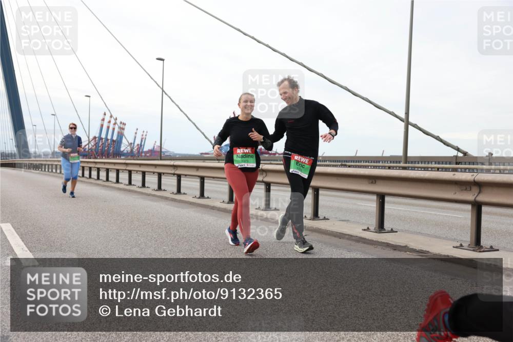 03.10.2025 - Köhlbrandbrückenlauf Lena Gebhardt http://msf.ph/oto/9132365 03.10.2025 16:10:35 Position 2 9373 meine-sportfotos.de