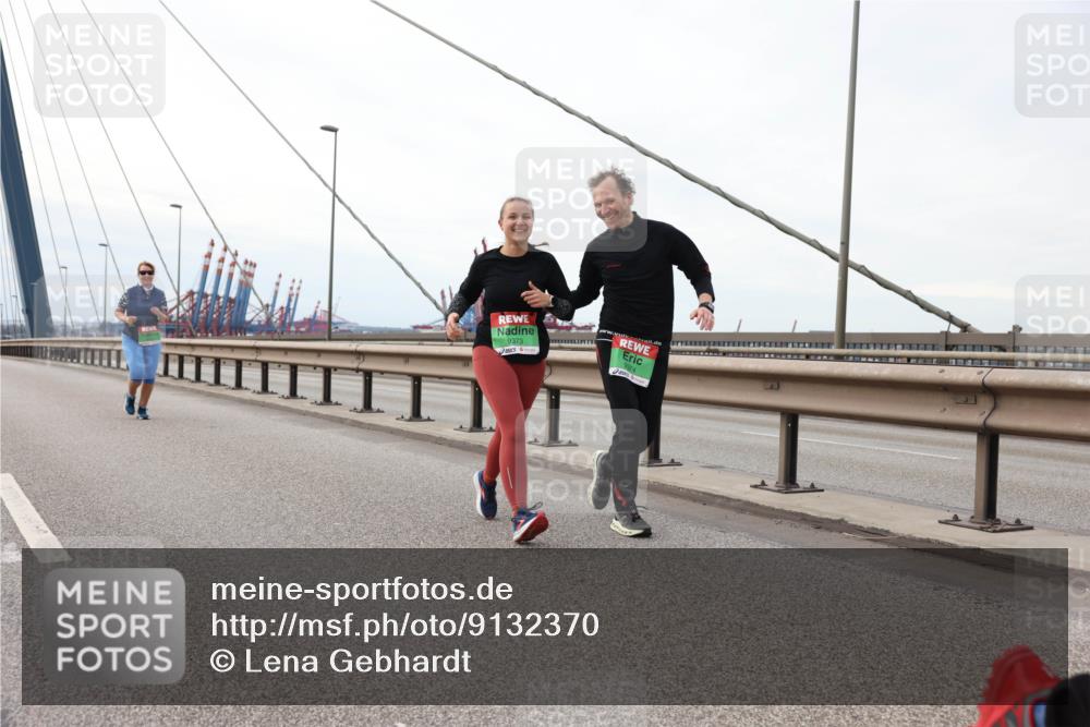 03.10.2025 - Köhlbrandbrückenlauf Lena Gebhardt http://msf.ph/oto/9132370 03.10.2025 16:10:35 Position 2 9373 meine-sportfotos.de