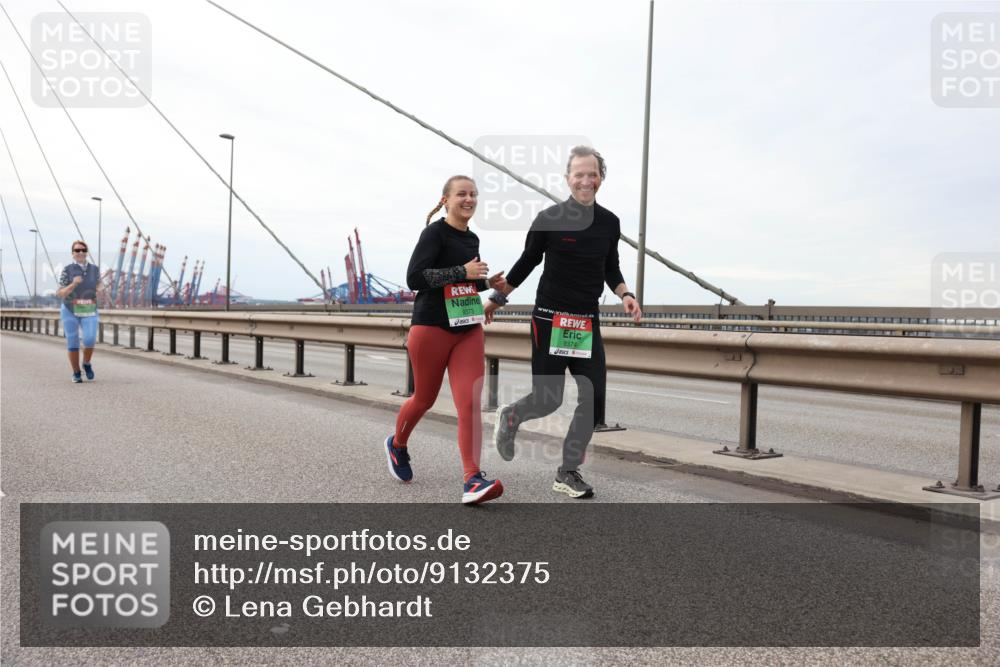 03.10.2025 - Köhlbrandbrückenlauf Lena Gebhardt http://msf.ph/oto/9132375 03.10.2025 16:10:36 Position 2 9374 meine-sportfotos.de