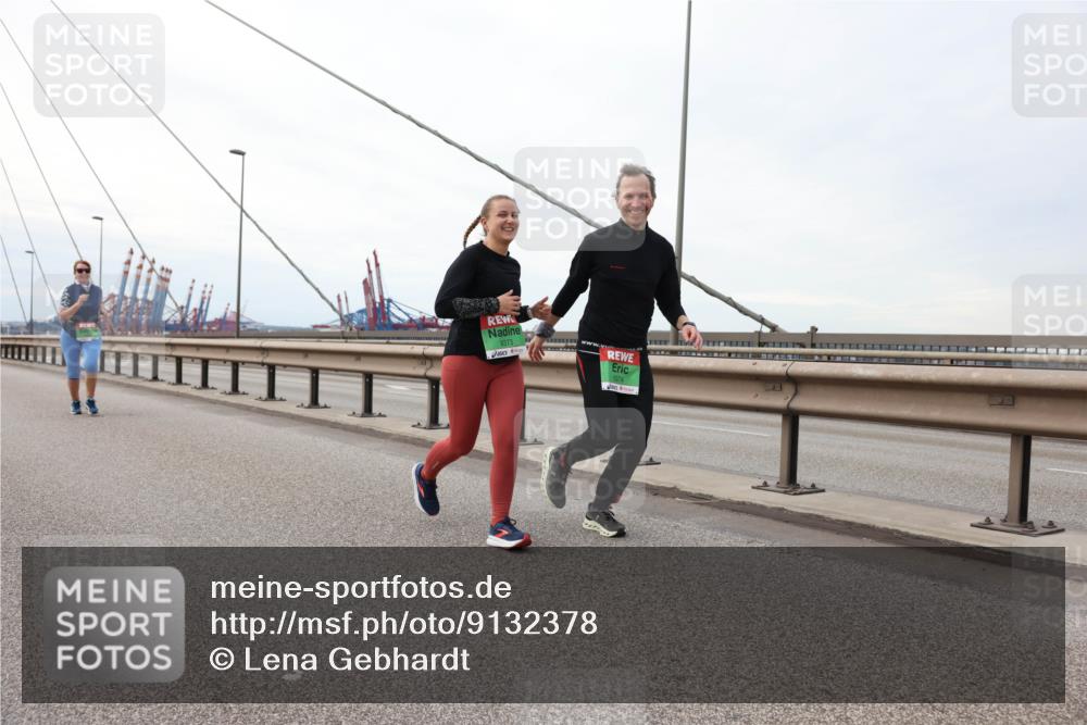 03.10.2025 - Köhlbrandbrückenlauf Lena Gebhardt http://msf.ph/oto/9132378 03.10.2025 16:10:36 Position 2 9373, 9374 meine-sportfotos.de
