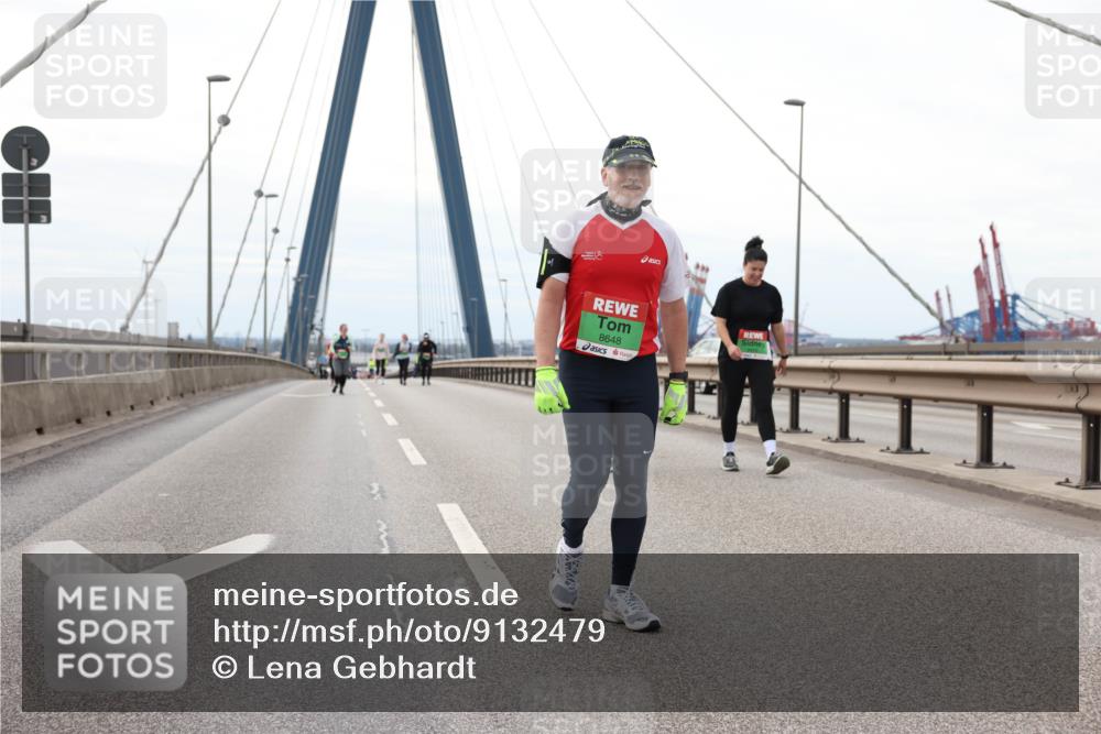 03.10.2025 - Köhlbrandbrückenlauf Lena Gebhardt http://msf.ph/oto/9132479 03.10.2025 16:11:48 Position 2 8648 meine-sportfotos.de