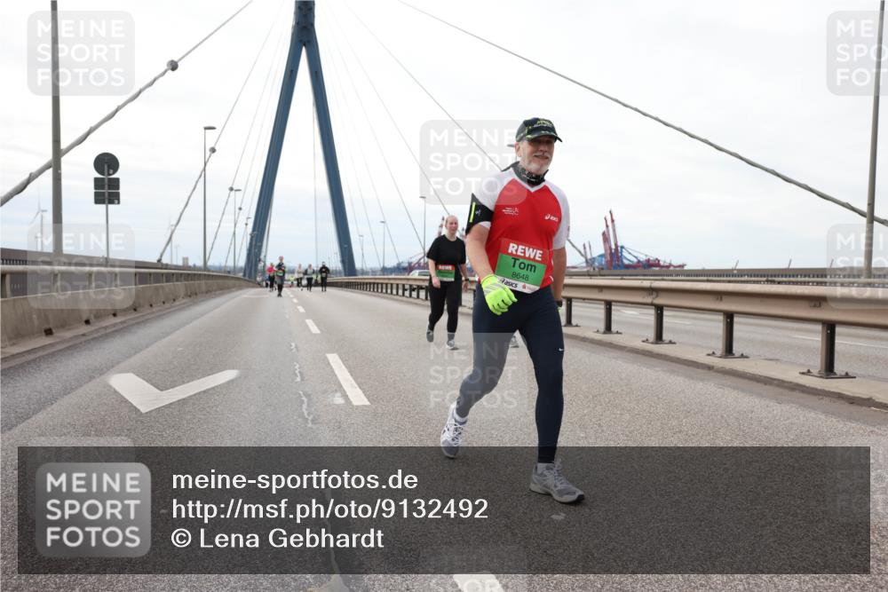 03.10.2025 - Köhlbrandbrückenlauf Lena Gebhardt http://msf.ph/oto/9132492 03.10.2025 16:11:49 Position 2 8648 meine-sportfotos.de