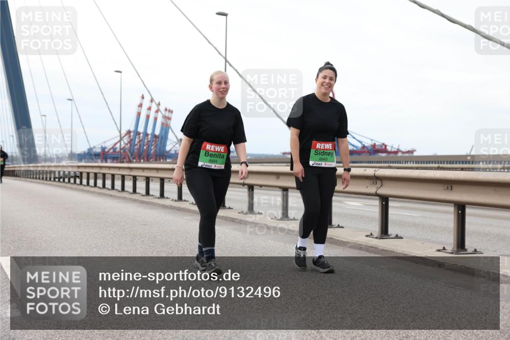 03.10.2025 - Köhlbrandbrückenlauf Lena Gebhardt http://msf.ph/oto/9132496 03.10.2025 16:11:50 Position 2 8944, 8943 meine-sportfotos.de