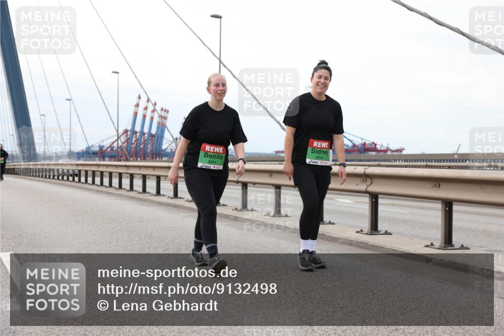 03.10.2025 - Köhlbrandbrückenlauf Lena Gebhardt http://msf.ph/oto/9132498 03.10.2025 16:11:50 Position 2 8944, 8943 meine-sportfotos.de
