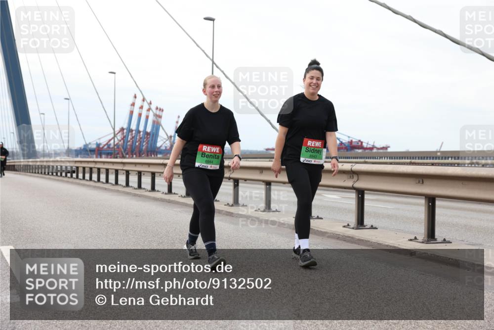 03.10.2025 - Köhlbrandbrückenlauf Lena Gebhardt http://msf.ph/oto/9132502 03.10.2025 16:11:50 Position 2 8944, 8943 meine-sportfotos.de