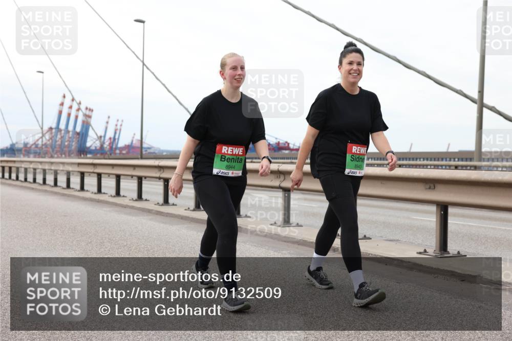 03.10.2025 - Köhlbrandbrückenlauf Lena Gebhardt http://msf.ph/oto/9132509 03.10.2025 16:11:51 Position 2 8944, 8943 meine-sportfotos.de