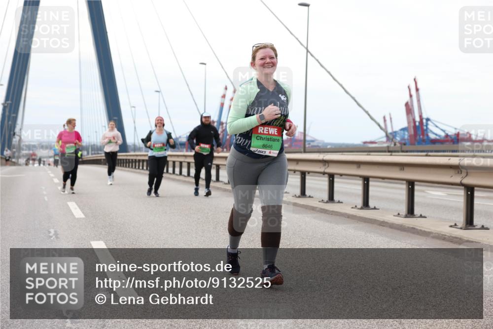 03.10.2025 - Köhlbrandbrückenlauf Lena Gebhardt http://msf.ph/oto/9132525 03.10.2025 16:11:59 Position 2 8646 meine-sportfotos.de