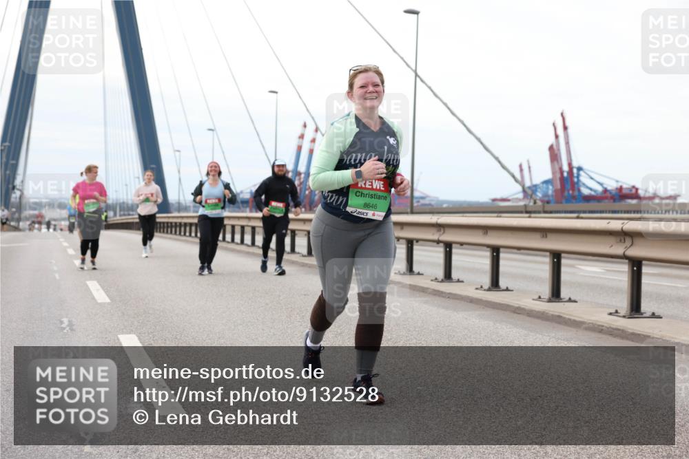 03.10.2025 - Köhlbrandbrückenlauf Lena Gebhardt http://msf.ph/oto/9132528 03.10.2025 16:11:59 Position 2 8646 meine-sportfotos.de