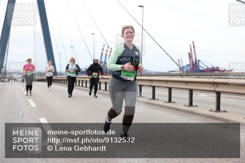 03.10.2025 - Köhlbrandbrückenlauf Lena Gebhardt http://msf.ph/oto/9132532 03.10.2025 16:11:59 Position 2 8646 meine-sportfotos.de