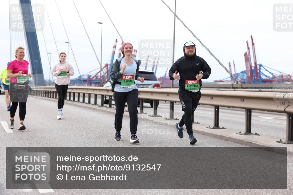 03.10.2025 - Köhlbrandbrückenlauf Lena Gebhardt http://msf.ph/oto/9132547 03.10.2025 16:12:02 Position 2 8701, 8671 meine-sportfotos.de