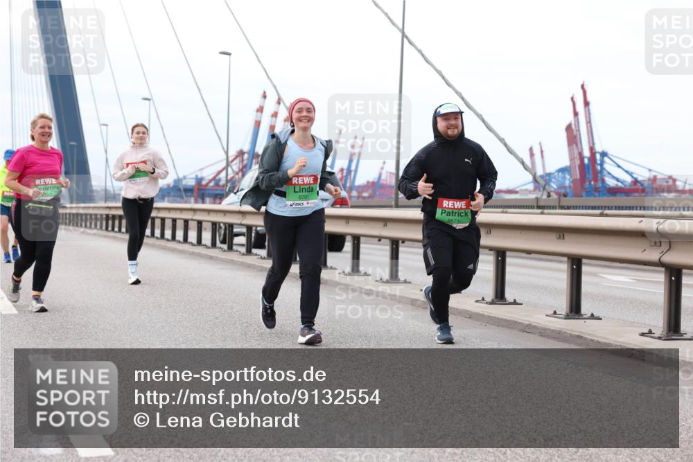 03.10.2025 - Köhlbrandbrückenlauf Lena Gebhardt http://msf.ph/oto/9132554 03.10.2025 16:12:02 Position 2 8701, 8671 meine-sportfotos.de