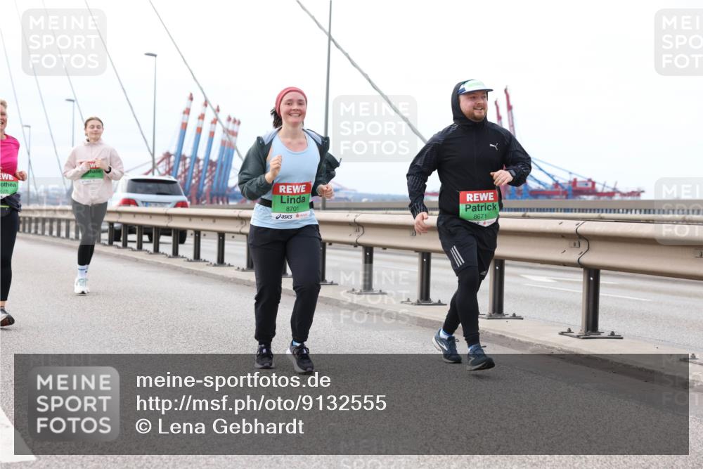 03.10.2025 - Köhlbrandbrückenlauf Lena Gebhardt http://msf.ph/oto/9132555 03.10.2025 16:12:03 Position 2 628, 8701, 8671 meine-sportfotos.de