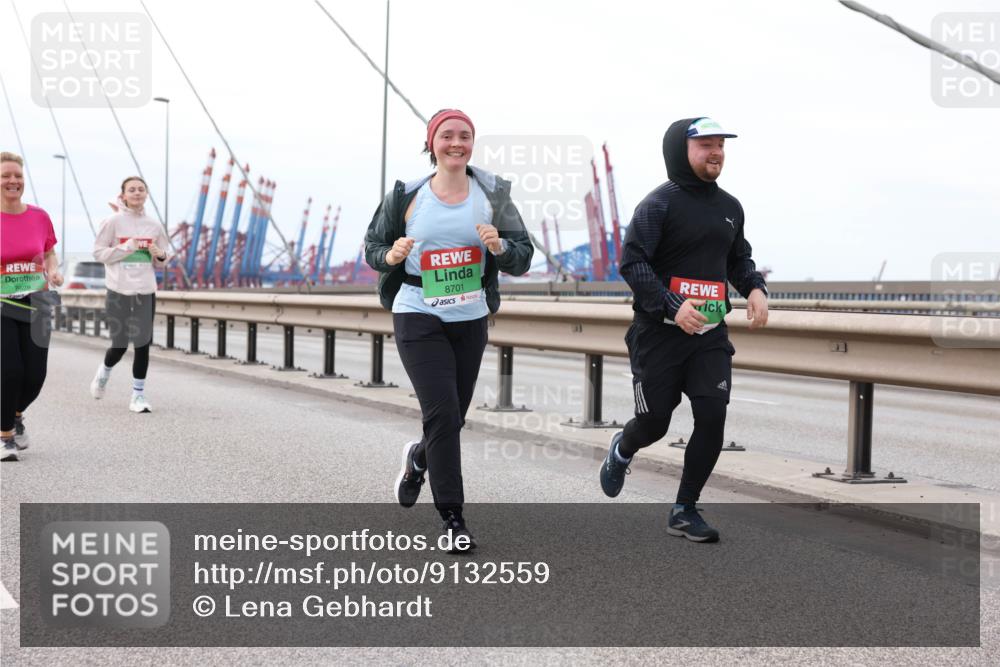 03.10.2025 - Köhlbrandbrückenlauf Lena Gebhardt http://msf.ph/oto/9132559 03.10.2025 16:12:03 Position 2 8628, 8701 meine-sportfotos.de