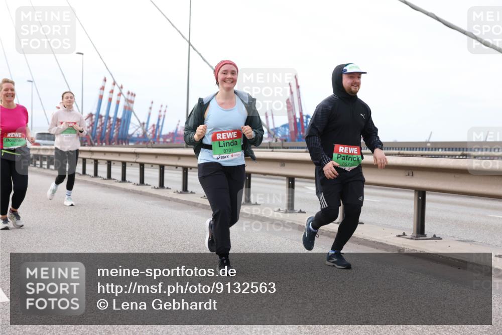 03.10.2025 - Köhlbrandbrückenlauf Lena Gebhardt http://msf.ph/oto/9132563 03.10.2025 16:12:03 Position 2 8701, 8671 meine-sportfotos.de