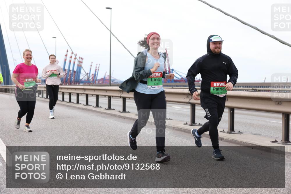 03.10.2025 - Köhlbrandbrückenlauf Lena Gebhardt http://msf.ph/oto/9132568 03.10.2025 16:12:04 Position 2 8628, 8701, 8671 meine-sportfotos.de