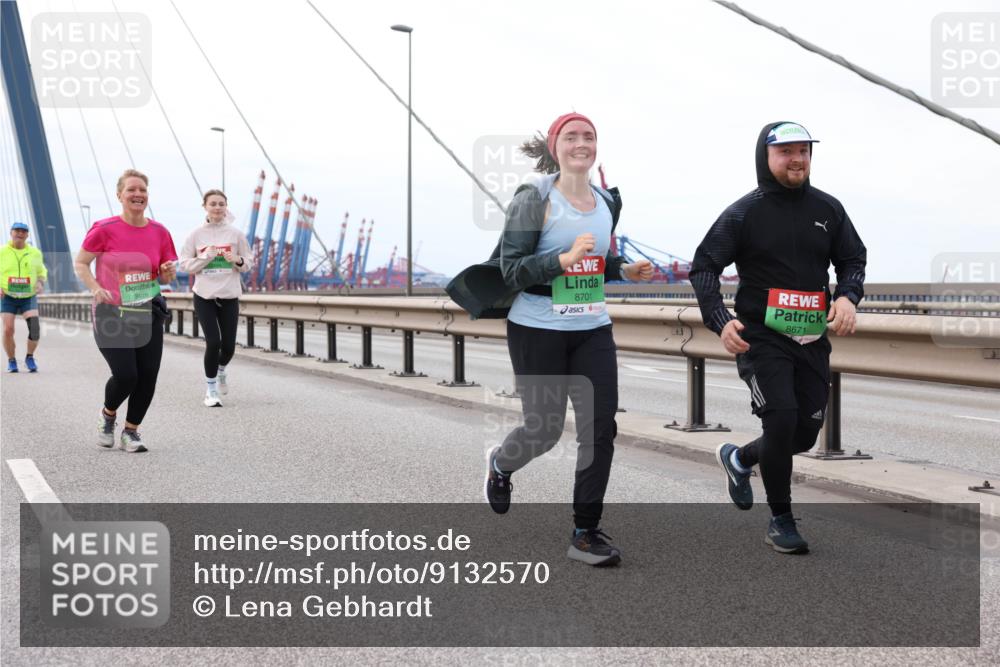 03.10.2025 - Köhlbrandbrückenlauf Lena Gebhardt http://msf.ph/oto/9132570 03.10.2025 16:12:04 Position 2 8701, 8671 meine-sportfotos.de