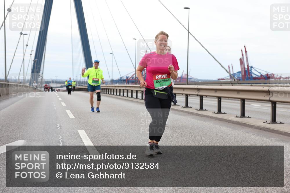 03.10.2025 - Köhlbrandbrückenlauf Lena Gebhardt http://msf.ph/oto/9132584 03.10.2025 16:12:05 Position 2 8628 meine-sportfotos.de