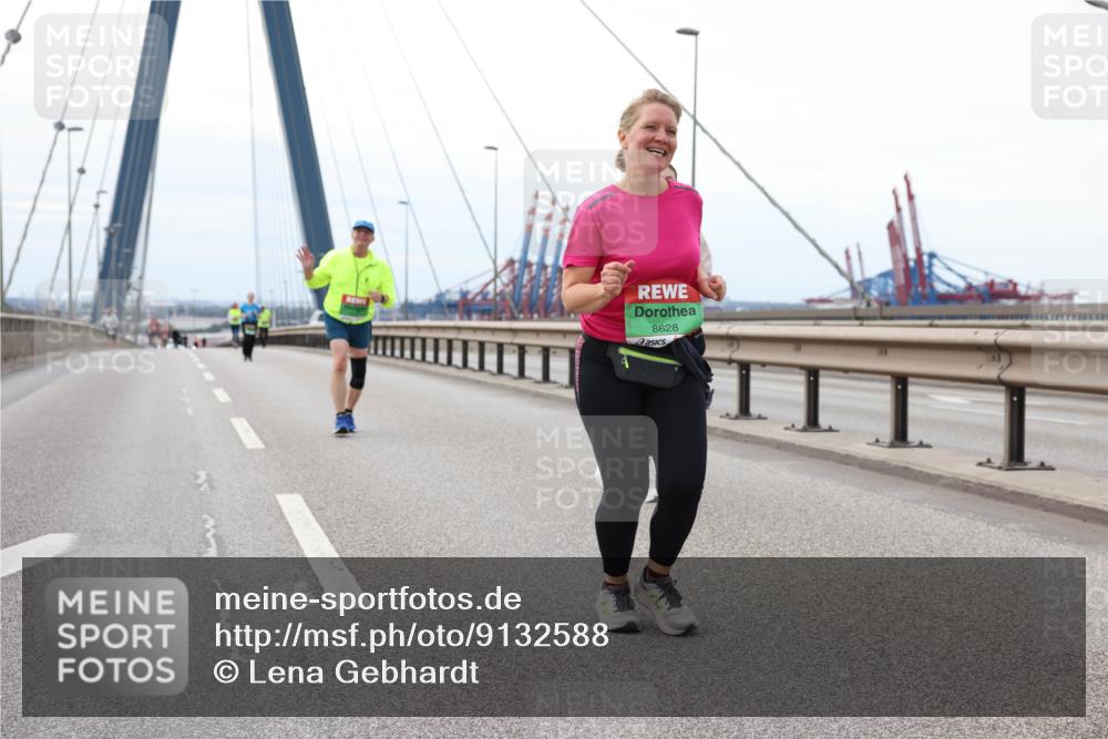 03.10.2025 - Köhlbrandbrückenlauf Lena Gebhardt http://msf.ph/oto/9132588 03.10.2025 16:12:05 Position 2 8628 meine-sportfotos.de