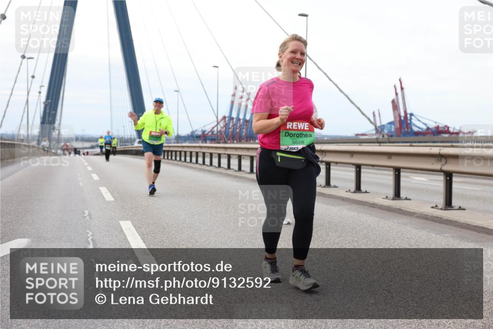 03.10.2025 - Köhlbrandbrückenlauf Lena Gebhardt http://msf.ph/oto/9132592 03.10.2025 16:12:06 Position 2 8628 meine-sportfotos.de