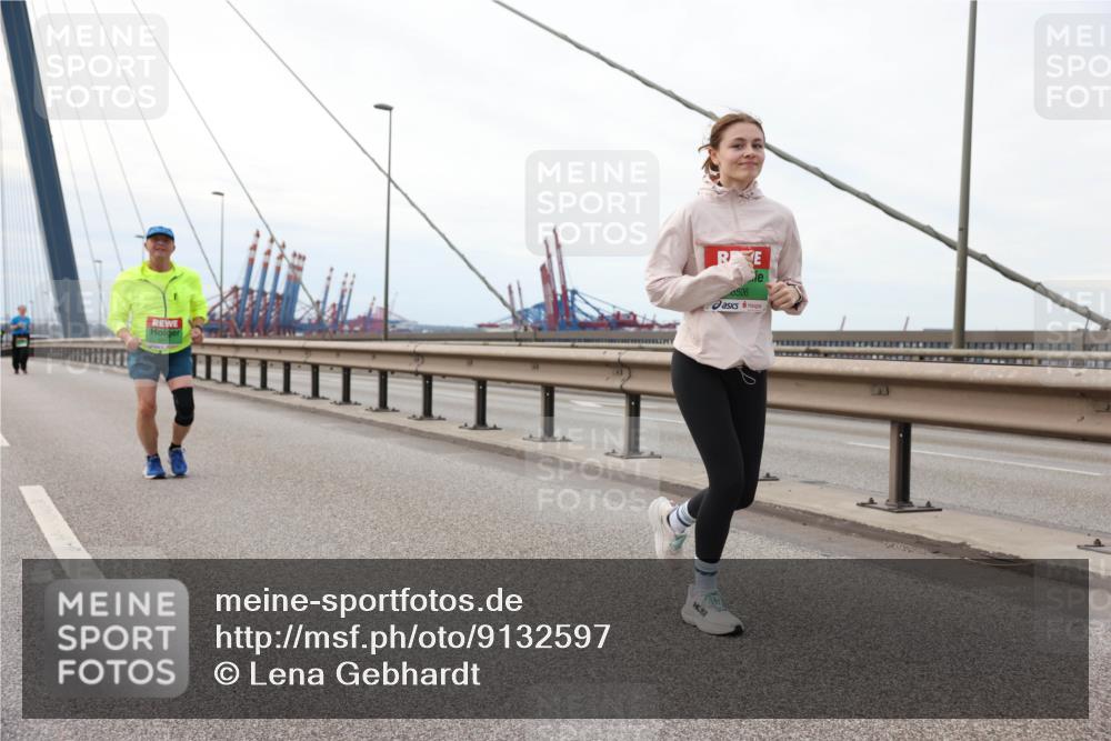03.10.2025 - Köhlbrandbrückenlauf Lena Gebhardt http://msf.ph/oto/9132597 03.10.2025 16:12:07 Position 2 506 meine-sportfotos.de