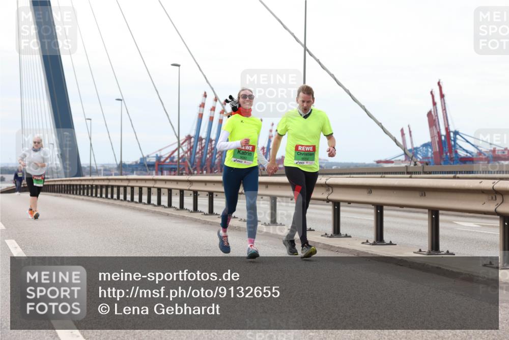 03.10.2025 - Köhlbrandbrückenlauf Lena Gebhardt http://msf.ph/oto/9132655 03.10.2025 16:12:26 Position 2 9082, 9084 meine-sportfotos.de